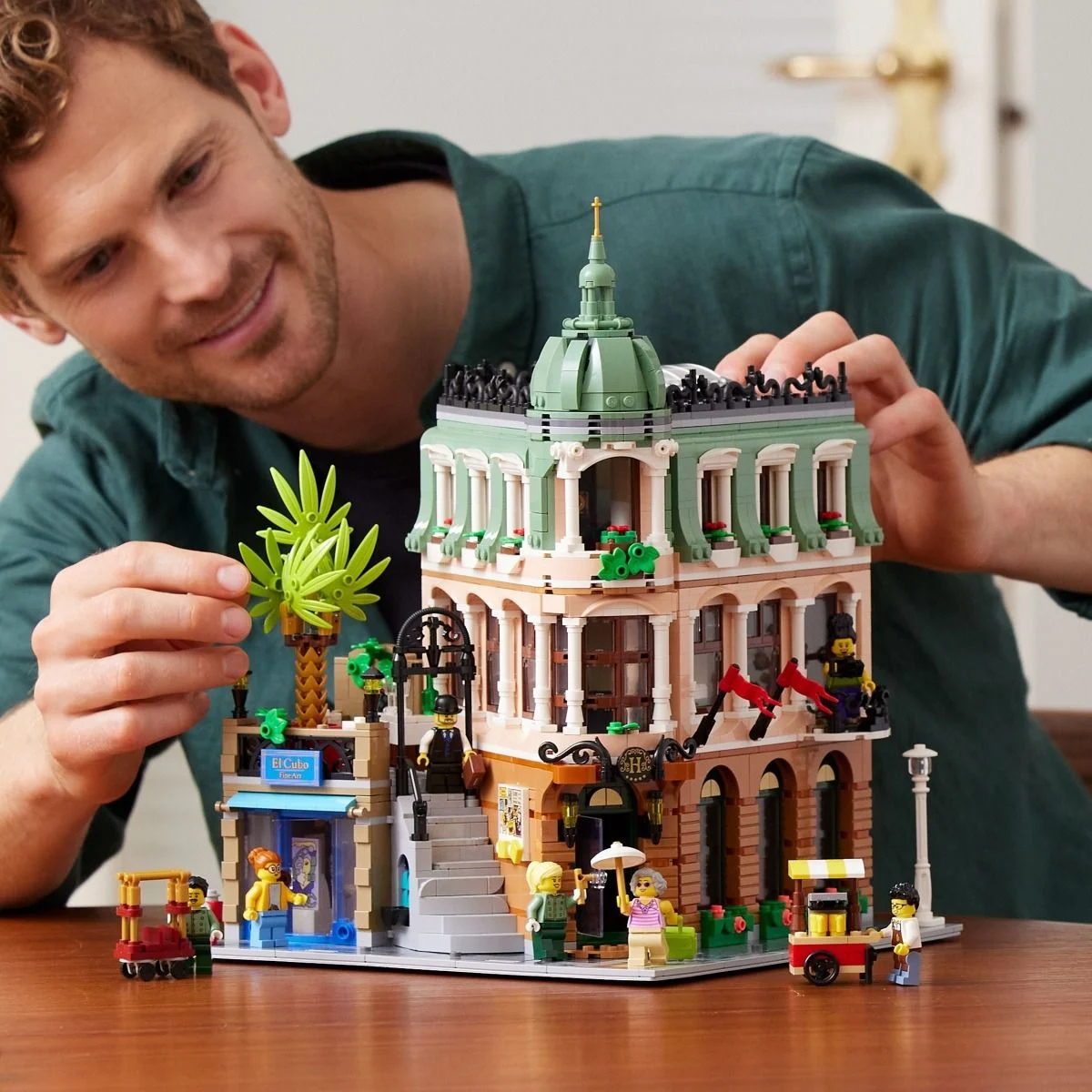 LEGO Icons Boutique Hotel Modular Buildings