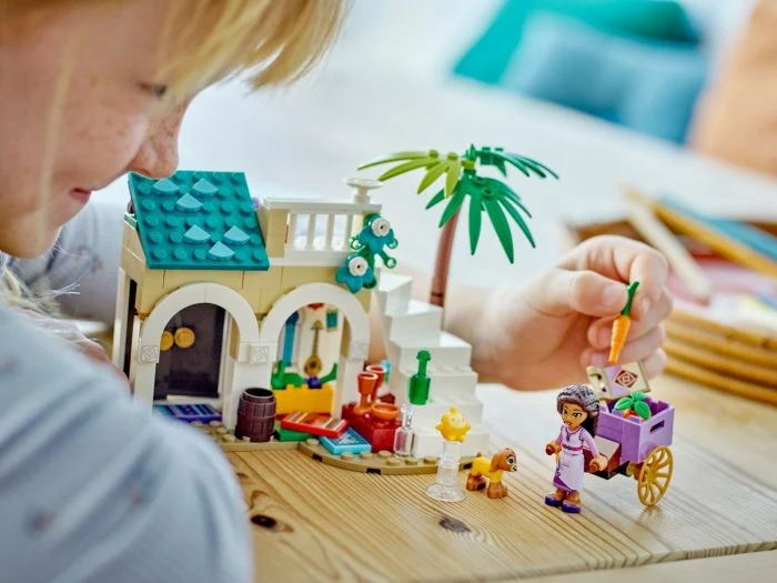 LEGO Disney Asha in the City of Rosas
