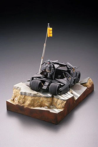Revoltech The Dark Knight Rises Batman Batmobile Tumbler in Gotham City