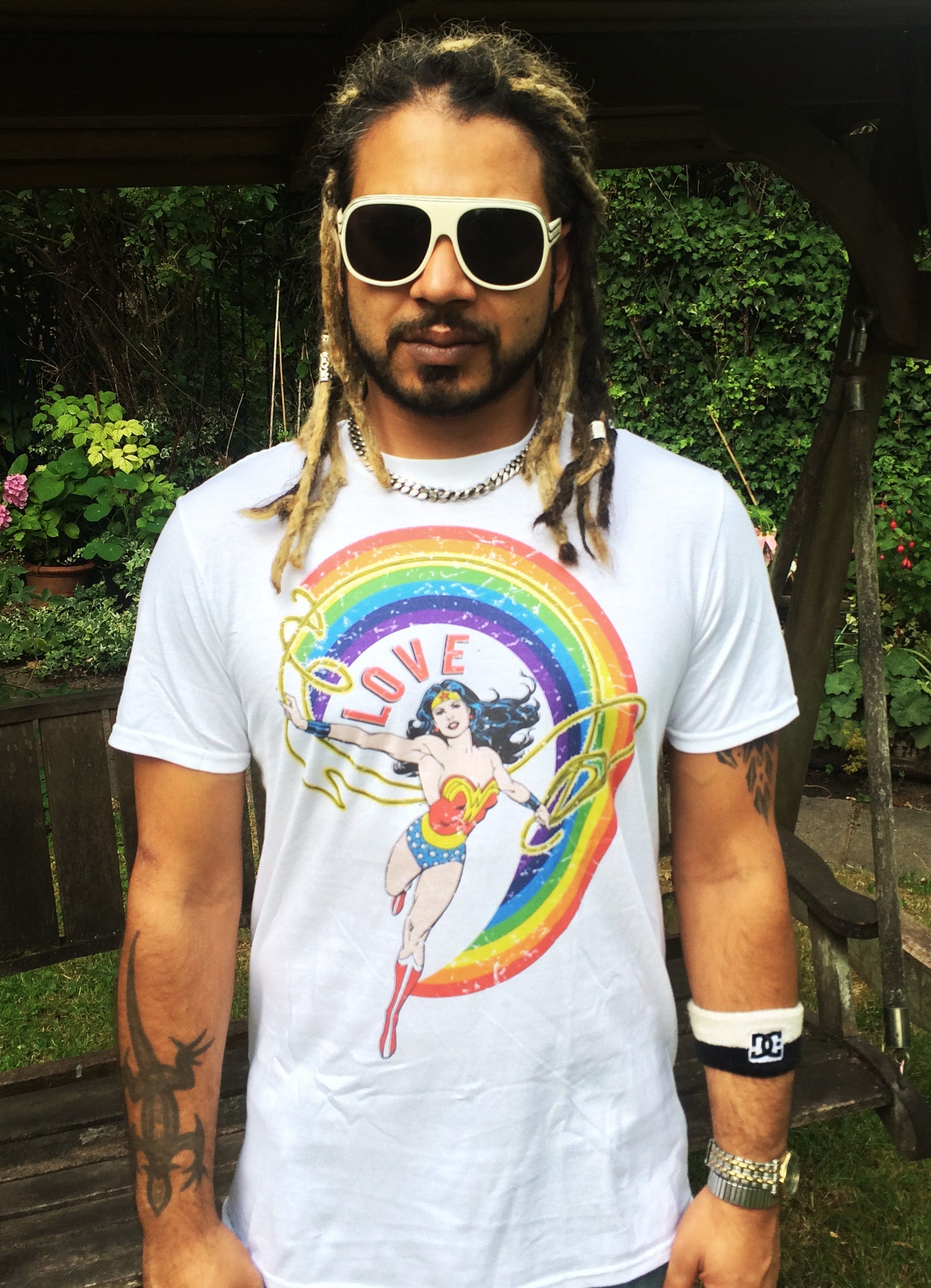 DC Comics Wonder Woman Rainbow Love Official Men's T-shirt ()