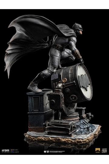 Zack Snyder's Justice League Deluxe Art Scale Statue 1/10 Batman on Batsignal 28 cm