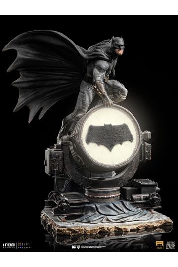 Zack Snyder's Justice League Deluxe Art Scale Statue 1/10 Batman on Batsignal 28 cm