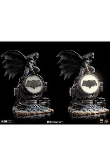 Zack Snyder's Justice League Deluxe Art Scale Statue 1/10 Batman on Batsignal 28 cm