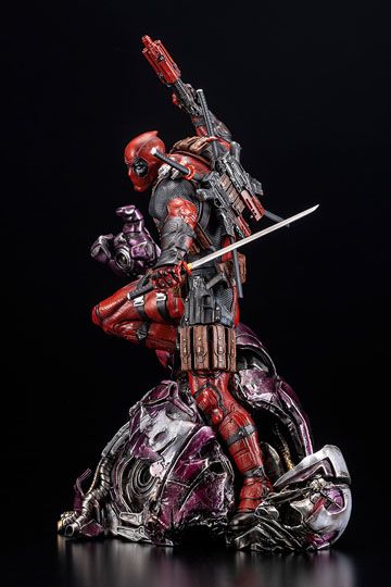 Marvel Fine Art Signature Series featuring the Kucharek Brothers Statue 1/6 Deadpool 36 cm
