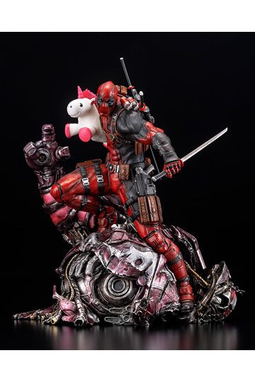 Marvel Fine Art Signature Series featuring the Kucharek Brothers Statue 1/6 Deadpool 36 cm
