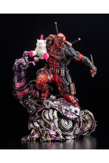 Marvel Fine Art Signature Series featuring the Kucharek Brothers Statue 1/6 Deadpool 36 cm