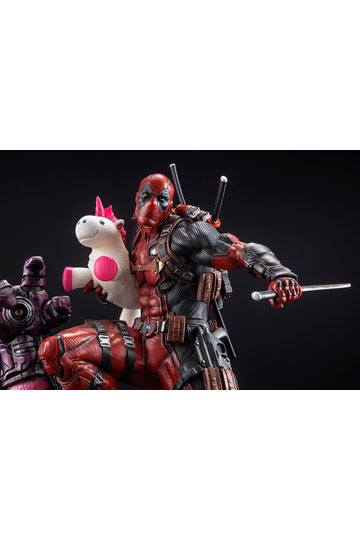 Marvel Fine Art Signature Series featuring the Kucharek Brothers Statue 1/6 Deadpool 36 cm