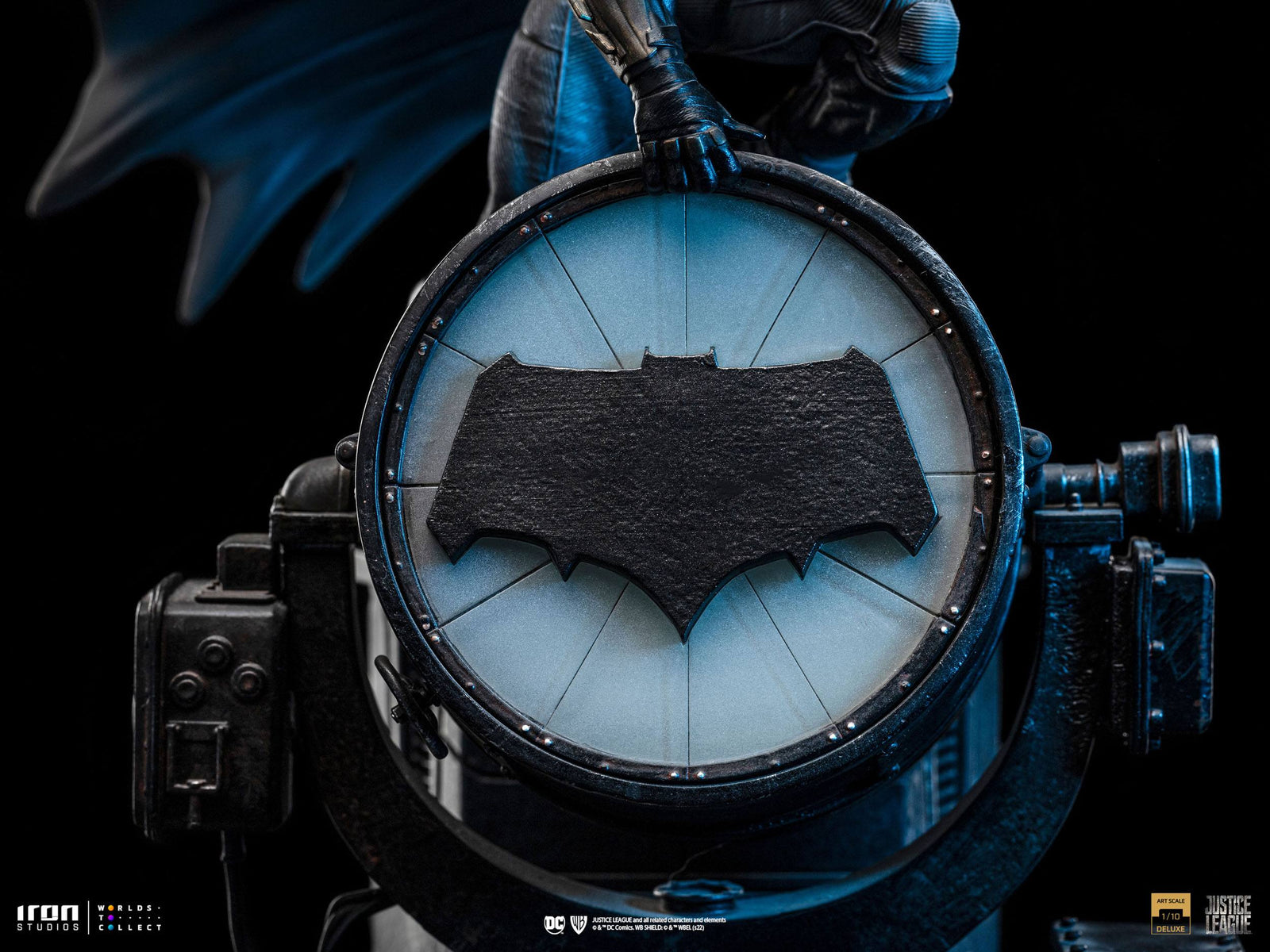 Zack Snyder's Justice League Deluxe Art Scale Statue 1/10 Batman on Batsignal 28 cm