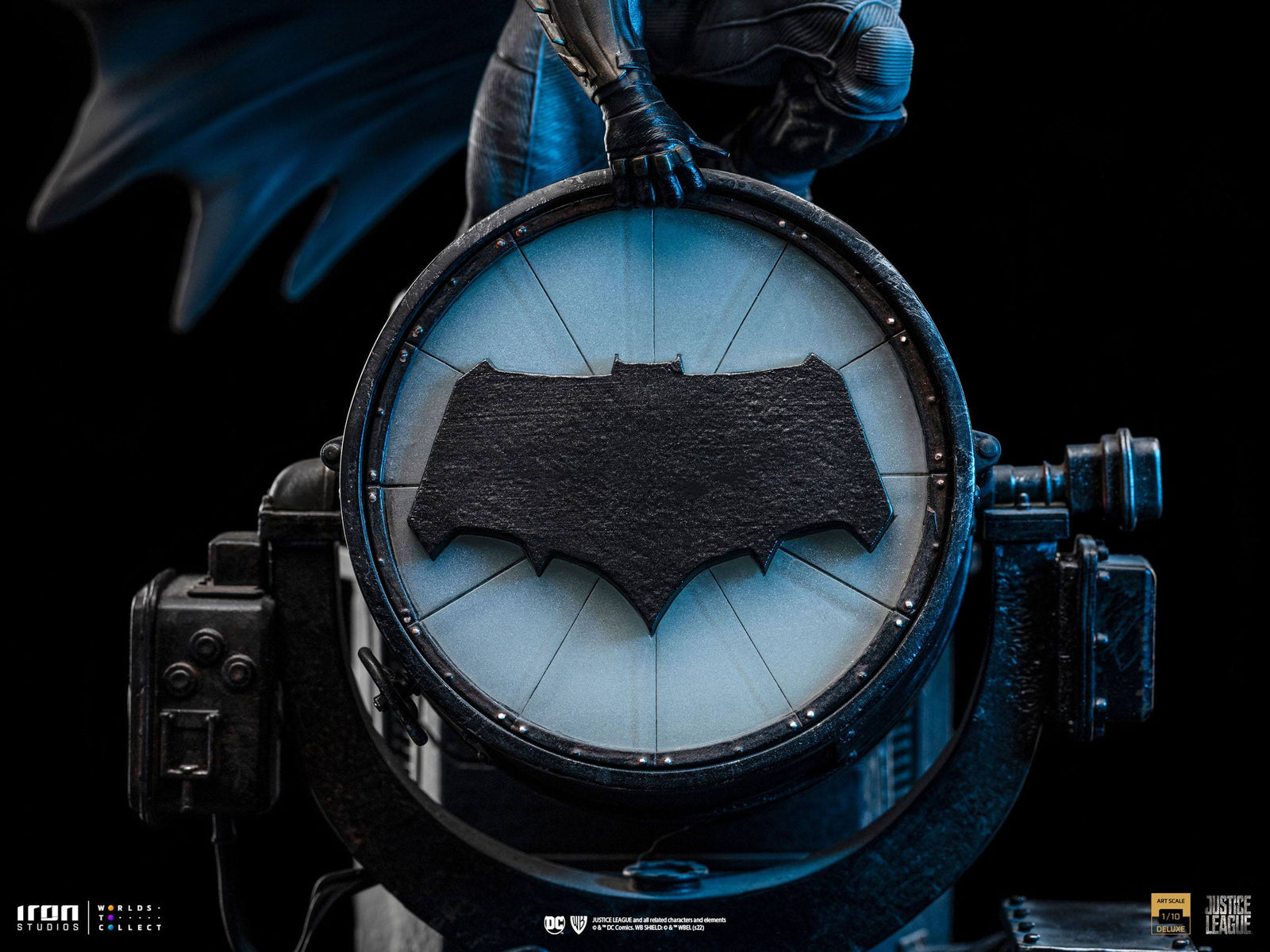 Zack Snyder's Justice League Deluxe Art Scale Statue 1/10 Batman on Batsignal 28 cm