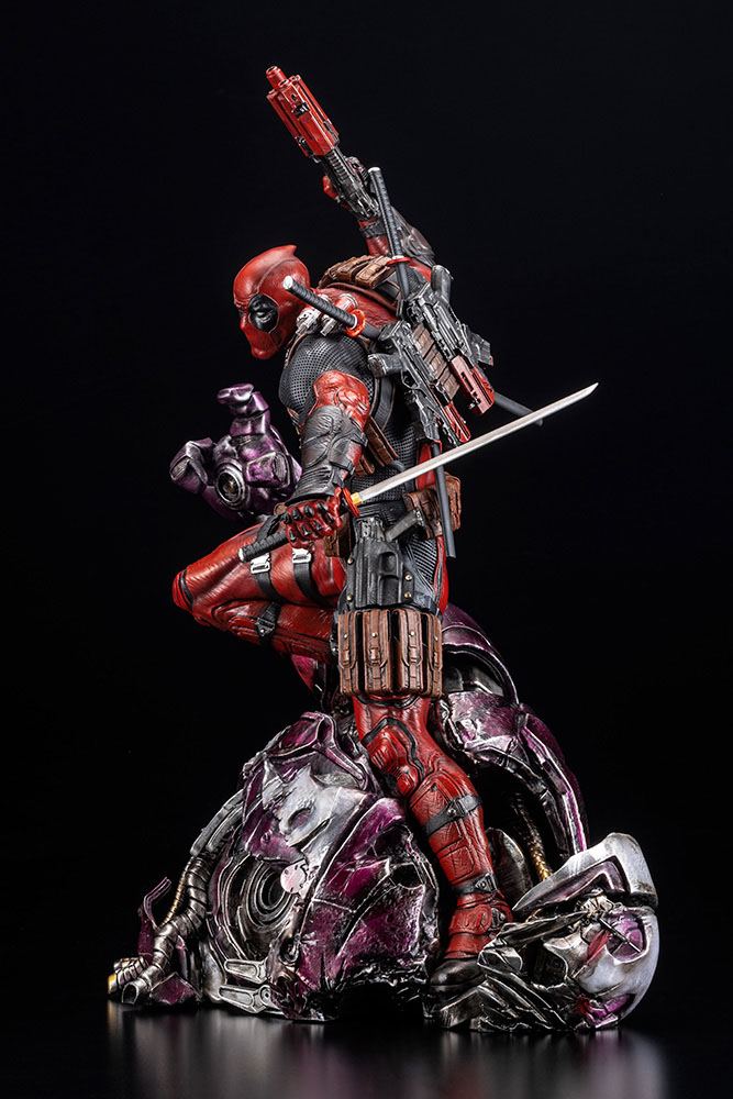 Marvel Fine Art Signature Series featuring the Kucharek Brothers Statue 1/6 Deadpool 36 cm