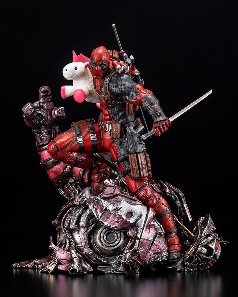 Marvel Fine Art Signature Series featuring the Kucharek Brothers Statue 1/6 Deadpool 36 cm