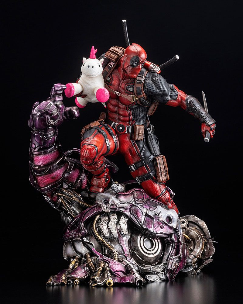 Marvel Fine Art Signature Series featuring the Kucharek Brothers Statue 1/6 Deadpool 36 cm