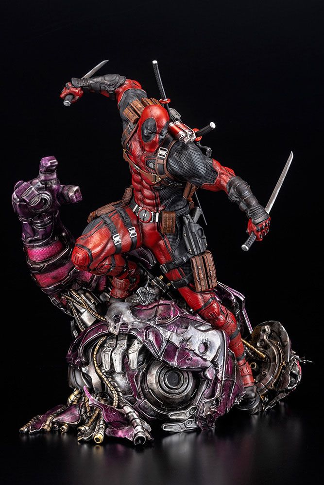 Marvel Fine Art Signature Series featuring the Kucharek Brothers Statue 1/6 Deadpool 36 cm