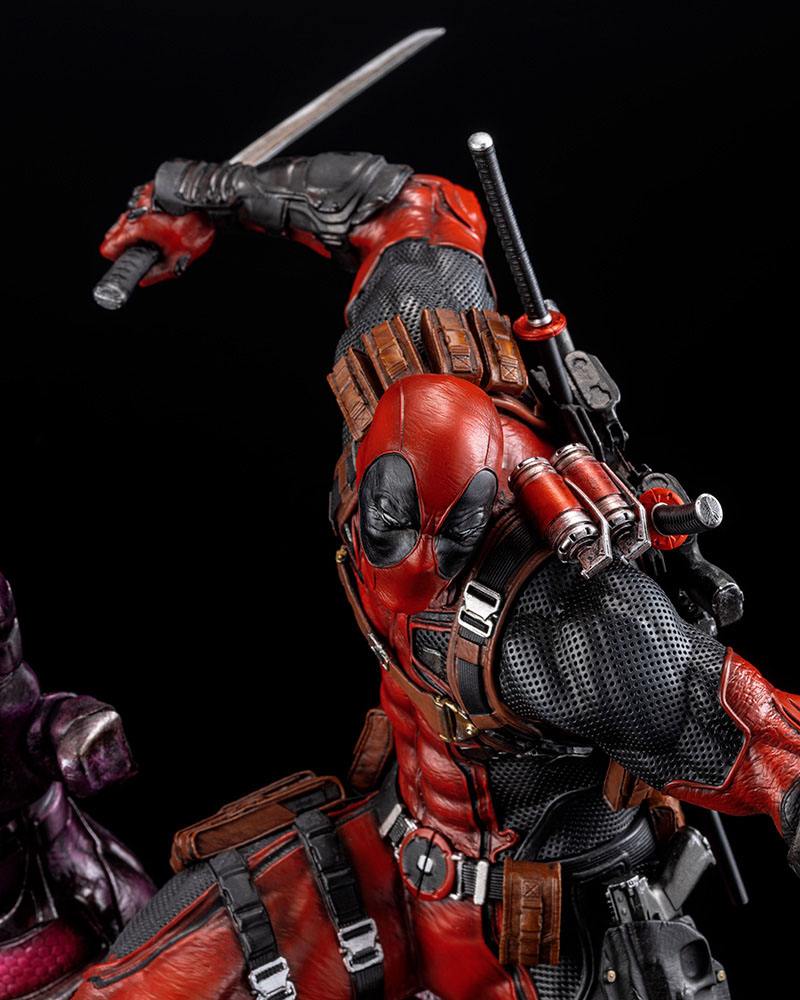 Marvel Fine Art Signature Series featuring the Kucharek Brothers Statue 1/6 Deadpool 36 cm