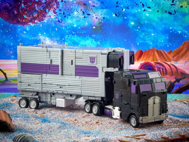 TRANSFORMERS GENERATIONS LEGACY MOTORMASTER LEGACY COMMANDER CLASS