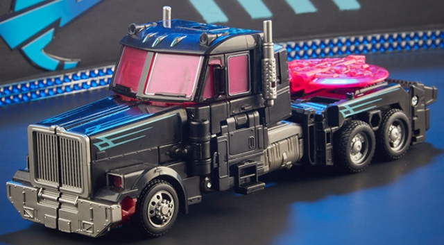 TRANSFORMERS GENERATIONS LEGACY LEADER ROBOTS IN DISGUISE 2000 UNIVERSE SCOURGE LEGACY LEADER CLASS