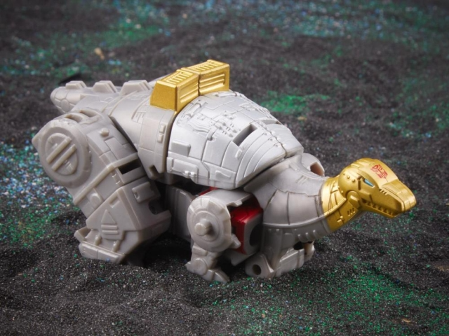 TRANSFORMERS: LEGACY EVOLUTION DINOBOT SLUDGE LEGACY CORE CLASS