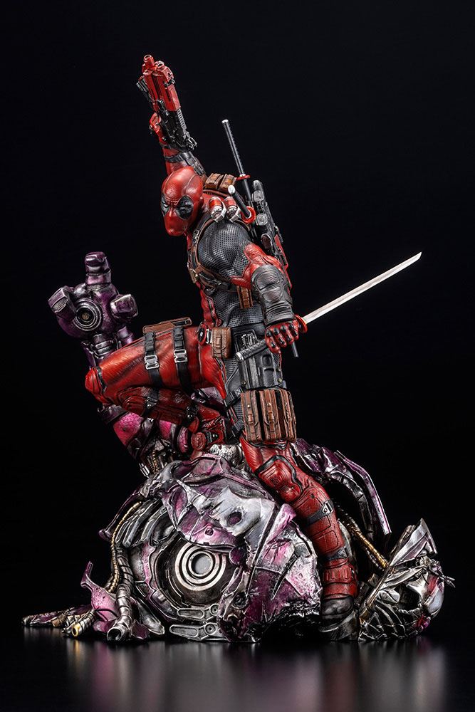 Marvel Fine Art Signature Series featuring the Kucharek Brothers Statue 1/6 Deadpool 36 cm